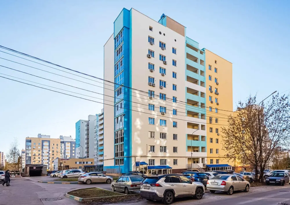 Полусухая стяжка пола в многоквартирном доме на ул. Родионова