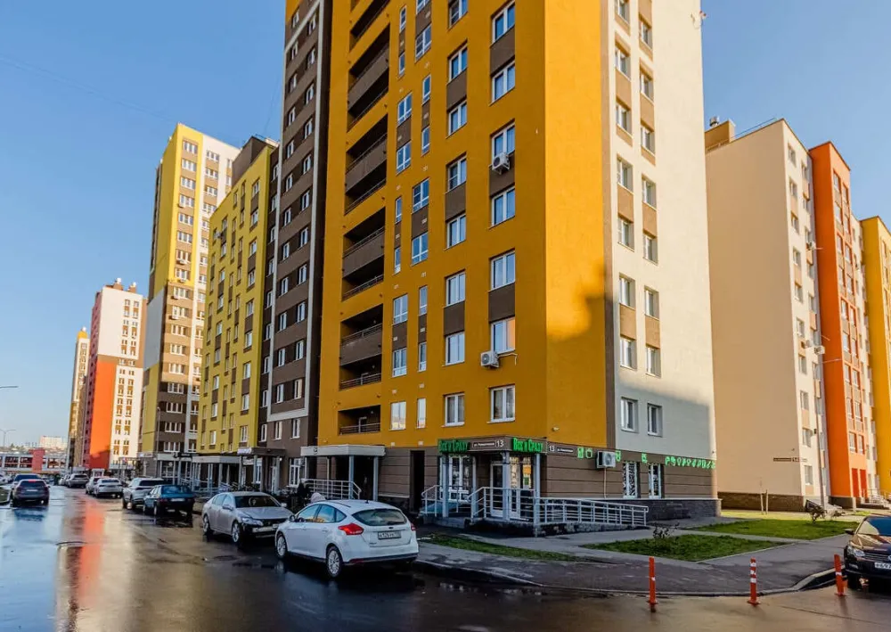 Полусухая стяжка пола в многоквартирном доме на ул. Романтиков