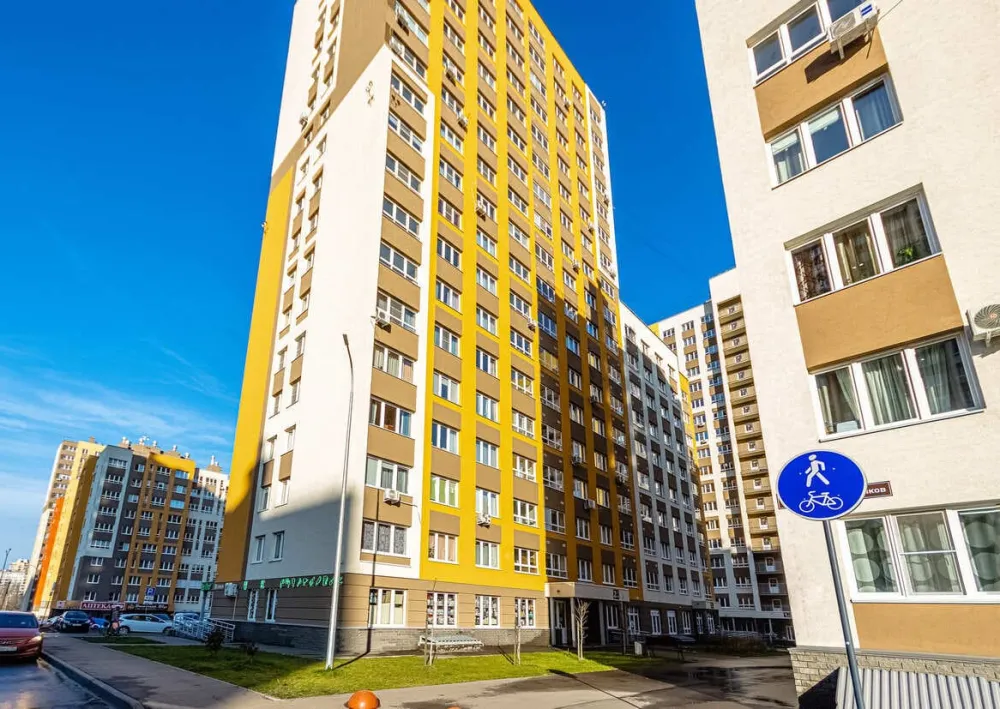 Полусухая стяжка пола в многоквартирном доме на ул. Романтиков