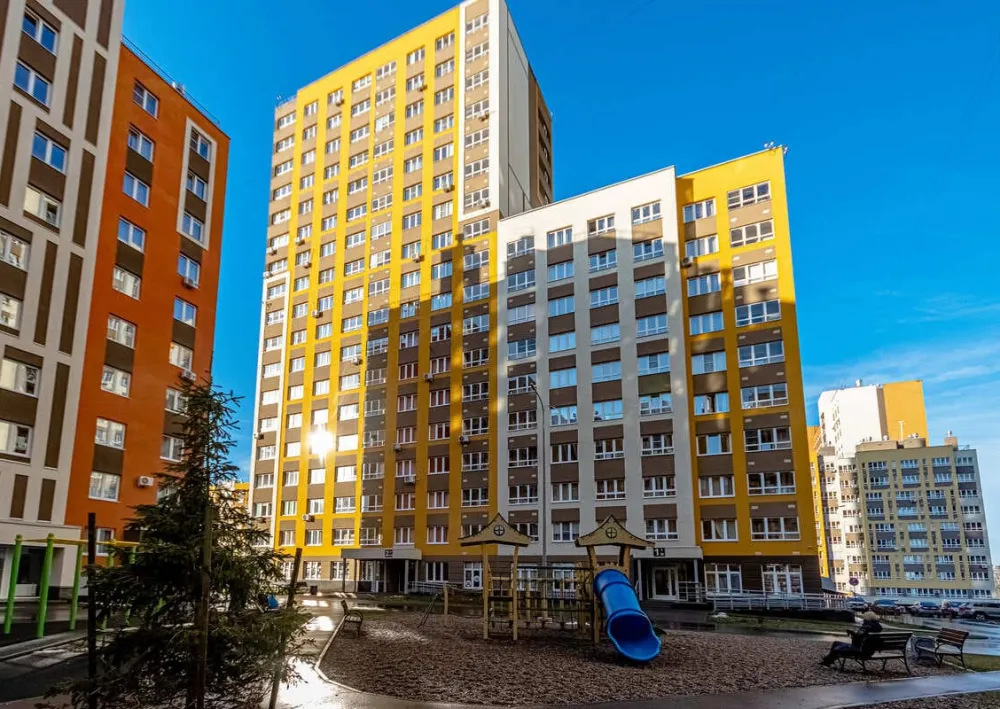 Полусухая стяжка пола в многоквартирном доме на ул. Романтиков
