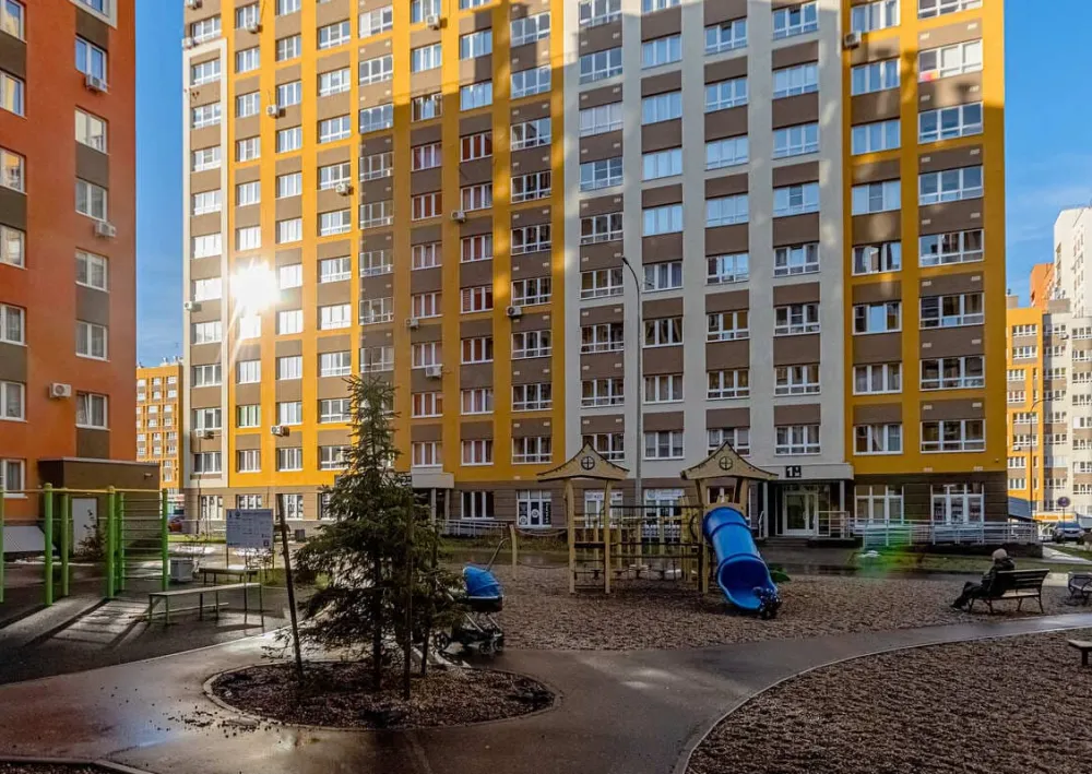 Полусухая стяжка пола в многоквартирном доме на ул. Романтиков