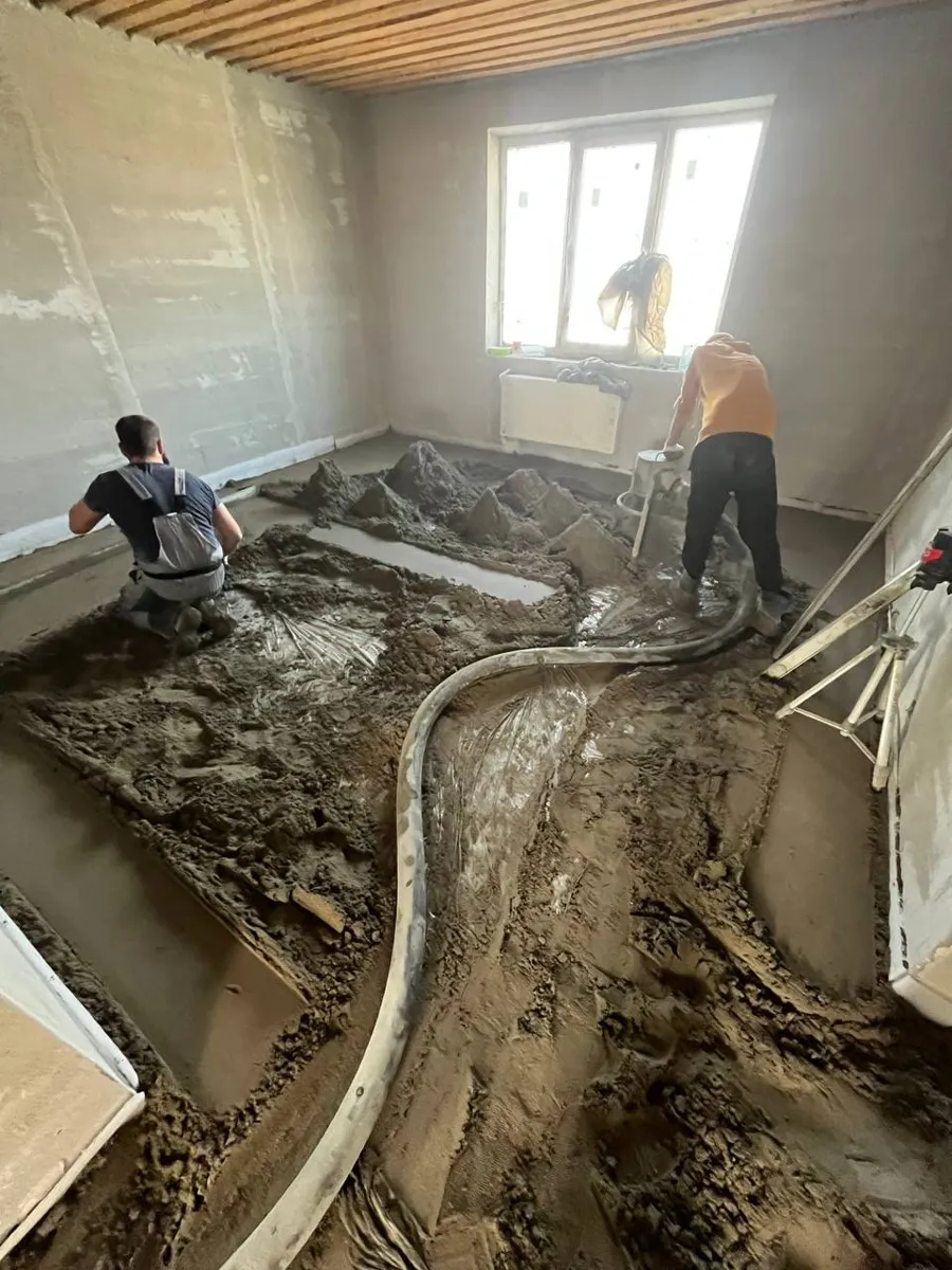 Полусухая стяжка пола 60 мм, 73 м² — дом в Дзержинске: подача смеси по шлангу