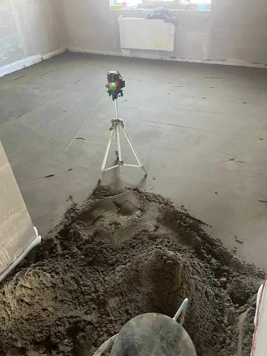Полусухая стяжка пола 60 мм, 73 м² — дом в Дзержинске: выставление уровня лазером