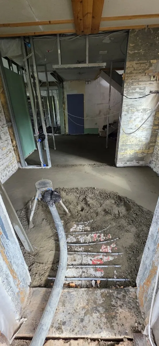 Полусухая стяжка, дом 125 м² в Безводном: подача смеси по шлангу